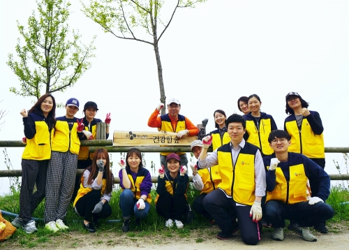 사진1. CJ헬스케어는 25일 서울 마포구 노을공원에서 임직원들이 헛개나무를 직접 심으며 ‘건강한 숲 만들기’ 활동을 진행했다고 26일 밝혔다. 나무심기활동에 참여한 CJ헬스케어 임직원들이 CJ헬스케어 숲 앞에서 기념사진을 촬영하고 있다