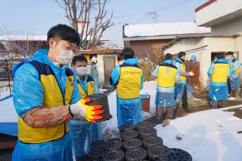 사진1.CJ헬스케어 오송공장 임직원들이 오송 지역에서 연탄 나눔 봉사활동을 진행하고 있다